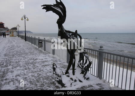 Swetlogorsk, Russland 18. Januar 2013 Menschen genießen Sie kalten Samstag Tag über die gefrorene Ostsee Mäntel in Swetlogorsk Resort, Oblast Kaliningrad, Russland-Credit: Michal Fludra/Alamy Live News Stockfoto