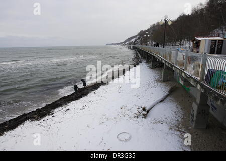 Swetlogorsk, Russland 18. Januar 2013 Menschen genießen Sie kalten Samstag Tag über die gefrorene Ostsee Mäntel in Swetlogorsk Resort, Oblast Kaliningrad, Russland-Credit: Michal Fludra/Alamy Live News Stockfoto