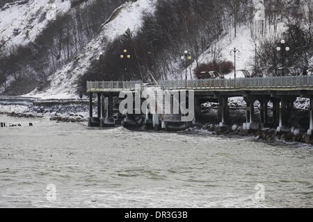 Swetlogorsk, Russland 18. Januar 2013 Menschen genießen Sie kalten Samstag Tag über die gefrorene Ostsee Mäntel in Swetlogorsk Resort, Oblast Kaliningrad, Russland-Credit: Michal Fludra/Alamy Live News Stockfoto