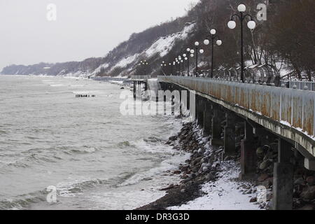 Swetlogorsk, Russland 18. Januar 2013 Menschen genießen Sie kalten Samstag Tag über die gefrorene Ostsee Mäntel in Swetlogorsk Resort, Oblast Kaliningrad, Russland-Credit: Michal Fludra/Alamy Live News Stockfoto