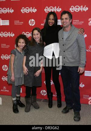 Park City, UT, USA. 18. Januar 2014. Ashley Aufderheide, Imogene Wolodarsky, Zoe Saldana, Mark Ruffalo im Ankunftsbereich für unendlich Eisbär Premiere beim Sundance Film Festival 2014, The Eccles Theatre, Park City, UT 18. Januar 2014. Bildnachweis: James Atoa/Everett Collection/Alamy Live-Nachrichten Stockfoto