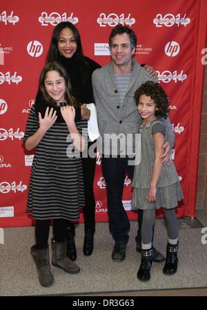 Park City, UT, USA. 18. Januar 2014. Zoe Saldana, Imogene Wolodarsky, Mark Ruffalo, Ashley Aufderheide im Ankunftsbereich für unendlich Eisbär Premiere beim Sundance Film Festival 2014, The Eccles Theatre, Park City, UT 18. Januar 2014. Bildnachweis: James Atoa/Everett Collection/Alamy Live-Nachrichten Stockfoto