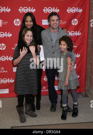 Park City, UT, USA. 18. Januar 2014. Zoe Saldana, Imogene Wolodarsky, Mark Ruffalo, Ashley Aufderheide im Ankunftsbereich für unendlich Eisbär Premiere beim Sundance Film Festival 2014, The Eccles Theatre, Park City, UT 18. Januar 2014. Bildnachweis: James Atoa/Everett Collection/Alamy Live-Nachrichten Stockfoto