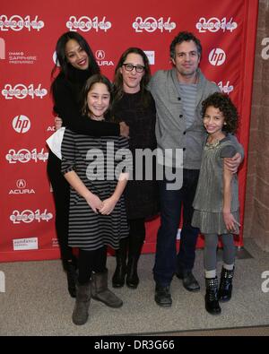 Park City, UT, USA. 18. Januar 2014. Zoe Saldana, Imogene Wolodarsky, Maya Forbes, Mark Ruffalo, Ashley Aufderheide im Ankunftsbereich für unendlich Eisbär Premiere beim Sundance Film Festival 2014, The Eccles Theatre, Park City, UT 18. Januar 2014. Bildnachweis: James Atoa/Everett Collection/Alamy Live-Nachrichten Stockfoto