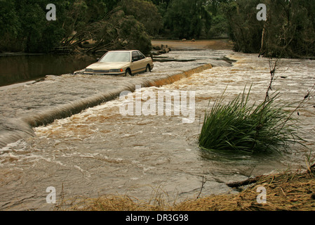 Auto-Kreuzung überflutet Causeway und tiefen schnell fließende Wasser des Flusses Kolan, in der Nähe von Queensland Stadt von Bundaberg Australia Stockfoto