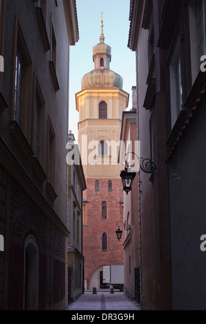 Blick durch die schmale Gasse in der Altstadt am Glockenturm der St. Martin Kirche in Warschau, Polen. Stockfoto