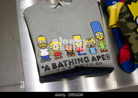 Ein Bathing Ape / The Simpsons Zusammenarbeit Kleidung im BAPE Store, Kyoto. Eine berühmte japanische Modemarke von Nigo Stockfoto