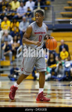 Berkeley, CA, USA. 18. Januar 2014. 18. Januar 2014 - Berkeley, CA, USA - Washington State G # 0 Ike Iroegbu am Mitte Hof suchen Sie nach einem offenen Mitspieler als Cal spielen Tuff Verteidigung während der NCAA Männer Basketball-Spiel zwischen Washington State Cougars und California Golden Bears 76-55 verloren an Hass Pavillon Berkeley Calif © Csm/Alamy Live-Nachrichten Stockfoto