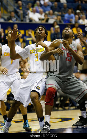 Berkeley, CA, USA. 18. Januar 2014. 18. Januar 2014 - Berkeley Kalifornien - California Bears G # 3 Tyrone Wallace und Cougars # 15 Junior Longrus Kampf für die Erholung während der NCAA Männer Basketball-Spiel zwischen Washington State Cougars und California Golden Bears 76-55-Sieg bei Hass Pavillon Berkeley Calif © Csm/Alamy Live-Nachrichten Stockfoto