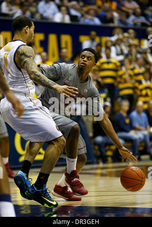 Berkeley, CA, USA. 18. Januar 2014. 18. Januar 2014 - Berkeley, CA, USA - Washington State G # 32 Que Johnson Kampf um Position über Cal # 1 Justin Cobbs während der NCAA Männer Basketball-Spiel zwischen Washington State Cougars und California Golden Bears 76-55 verloren an Hass Pavillon Berkeley Calif © Csm/Alamy Live-Nachrichten Stockfoto