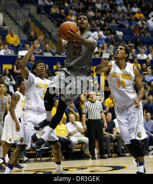 Berkeley, CA, USA. 18. Januar 2014. 18. Januar 2014 - Berkeley, CA, USA - Washington State G # 22 Royce Woolridge Antrieb in der Farbe zwischen Cal # 14 Christian Behrens und # 3 Tyrone Wallace und Partitur Bagagen NCAA Männer Basketball-Spiel zwischen Washington State Cougars und California Golden Bears 76-55 verloren an Hass Pavillon Berkeley Calif © Csm/Alamy Live-Nachrichten Stockfoto