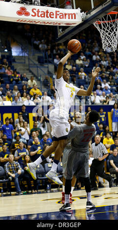 Berkeley, CA, USA. 18. Januar 2014. 18. Januar 2014 - Berkeley, CA, USA - California Bears G # 3 Tyrone Wallace Kerbe auf einer Grundlinie Brücke während der NCAA Männer Basketball-Spiel zwischen Washington State Cougars und California Golden Bears 76-55-Sieg bei Hass Pavillon Berkeley Calif © Csm/Alamy Live-Nachrichten Stockfoto