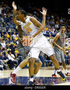 Berkeley, CA, USA. 18. Januar 2014. 18. Januar 2014 - Berkeley, CA, USA - California Bears F # 35 Richard Solomon während der NCAA Männer Basketball-Spiel zwischen Washington State Cougars und California Golden Bears 76-55-Sieg bei Hass Pavillon Berkeley Calif © Csm/Alamy Live-Nachrichten Stockfoto