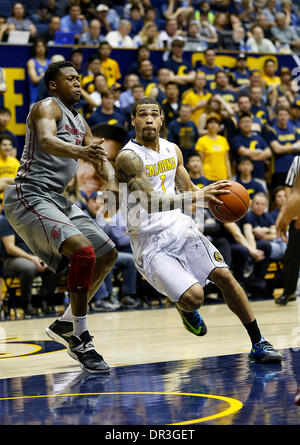 Berkeley, CA, USA. 18. Januar 2014. 18. Januar 2014 - Berkeley, CA, USA - California Bears G # 1 Justin Cobbs Laufwerk in der Mitte des Schlüssels eine Punktzahl während der NCAA Männer Basketball-Spiel zwischen Washington State Cougars und California Golden Bears 76-55-Sieg bei Hass Pavillon Berkeley Calif © Csm/Alamy Live-Nachrichten Stockfoto