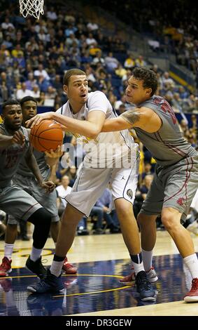 Berkeley, CA, USA. 18. Januar 2014. 18. Januar 2014 - Berkeley, CA, USA - California Bears C# 44 Kameron Türme auf den Abpraller umgeben von Cougars # 20 Jordan Railey # 23 D.J. Shelton während der NCAA Männer Basketball-Spiel zwischen Washington State Cougars und California Golden Bears76-55 gewinnen an Hass Pavillon Berkeley Calif © Csm/Alamy Live-Nachrichten Stockfoto