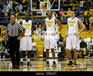 Berkeley, CA, USA. 18. Januar 2014. 18. Januar 2014 - Berkeley Kalifornien - California Bears G # 23 Jabari Vogel # 35 Richard Solomon und # 45 David Kravish während der NCAA Männer Basketball-Spiel zwischen Washington State Cougars und California Golden Bears 76-55-Sieg bei Hass Pavillon Berkeley Calif © Csm/Alamy Live-Nachrichten Stockfoto