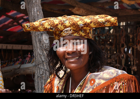 Herero Indianerin in ihrem traditionellen viktorianischen Kleid tragen, das typische "horn Hut', in Namibia.Africa. Stockfoto