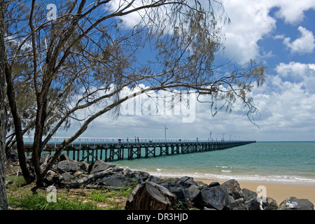 Küstenlandschaft in Hervey Bay, Queensland Australien, mit historischen Urangan Seebrücke, Strand und Türkis Meer unter blauem Himmel Stockfoto