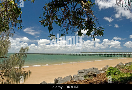 Küstenlandschaft in Hervey Bay, Queensland Australien, mit historischen Urangan Seebrücke, Strand und Türkis Meer unter blauem Himmel Stockfoto