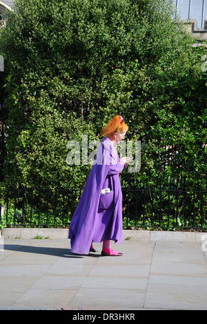 bunte Menschen Glastonbury High Street Somerset England Stockfoto