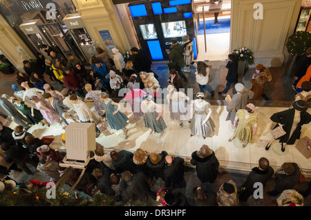 Sowjetische Mode auf dem Display in Moskau GUM Store. Mode der 50er Jahre des letzten Jahrhunderts Stockfoto