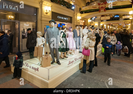 Sowjetische Mode des letzten Jahrhunderts der fünfziger Jahre wird auf dem Display in Moskau GUM store Stockfoto