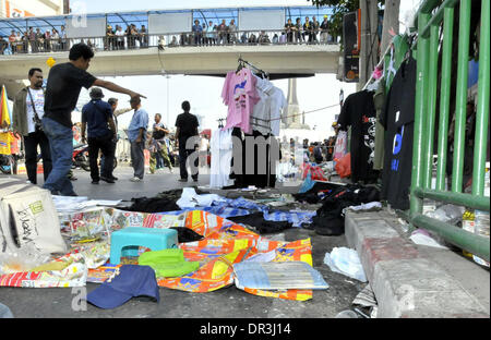 Bangkok, Thailand. 19. Januar 2014. Die Szene einer Explosion am Victory Monument in Bangkok, Thailand. Eine Bombe explodierte am Siegesdenkmal in der thailändischen Hauptstadt Bangkok am Sonntag, berichtet 28 Personen, darunter eine Reporterin, die lokalen Medien zu verletzen. Bildnachweis: Rachen Sageamsak/Xinhua/Alamy Live-Nachrichten Stockfoto