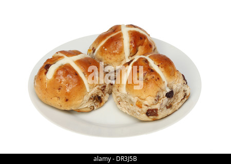 Drei Hot Cross Buns auf einem Teller isoliert gegen weiß Stockfoto