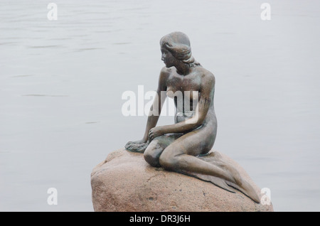Die kleine Meerjungfrau in Kopenhagen an einem regnerischen Tag Stockfoto