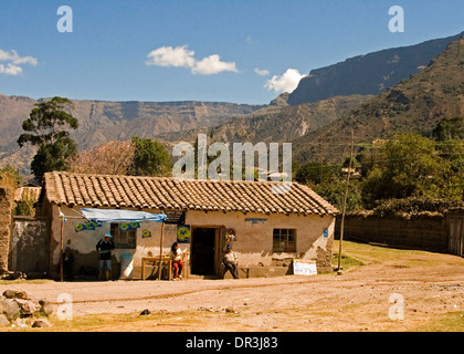 Raststätte im Dorf in der Nähe von Cusco Peru, einfache Adobe Gebäude von Feldweg am Fuße der steilen Hängen der Anden Stockfoto