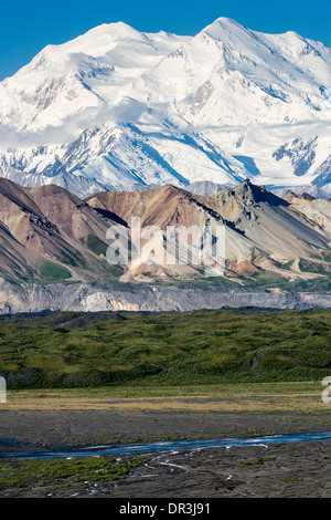 Osten Angesichts der Denali (ehemals Mt. McKinley) vom Park Straße gesehen. Thorofare Flussschotter bar im Vordergrund. Denali National Park & Preserve, AK Stockfoto