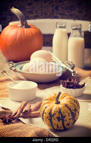 Vintage Thanksgiving Landhausküche mit Backzutaten Stockfoto