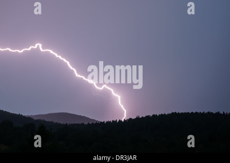 Blitz über Nachthimmel Stockfoto