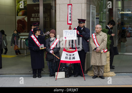 Heilsarmee Glöckner außerhalb Shinjuku Station Tokio, Japan Stockfoto