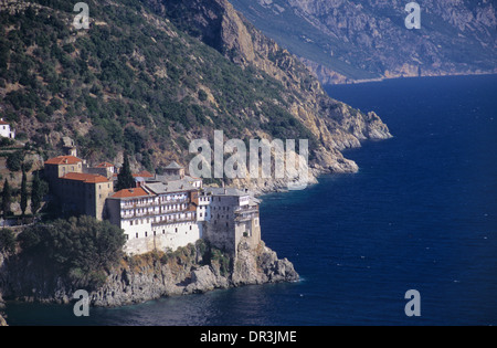 Clifftop oder am Wasser Gregoriou Kloster Osiou (c 14.) über der Ägäis Küste Berg Athos Griechenland gehockt Stockfoto