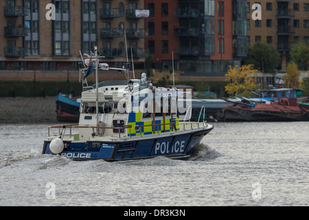 Polizeiboot patrouillieren in der Themse in East London Stockfoto