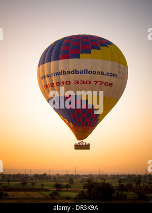 Touristischen Heißluftballon bei Sonnenaufgang über dem Westufer des Nils in Luxor Ägypten Stockfoto