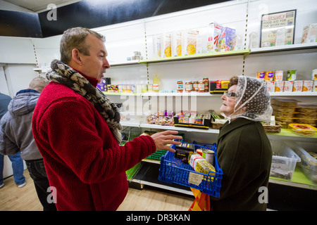 Ray Woolford, betreibt die Lebensmittelbank Lewisham in New Cross, London, UK. Stockfoto