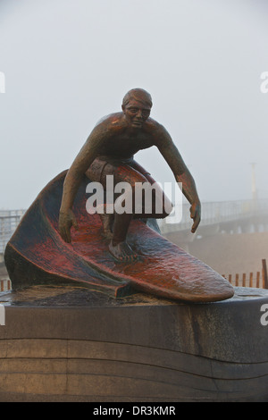 Denkmal für Surfer und Rettungsschwimmer, Tim Kelly in Hermosa Beach, Los Angeles, Kalifornien. Stockfoto