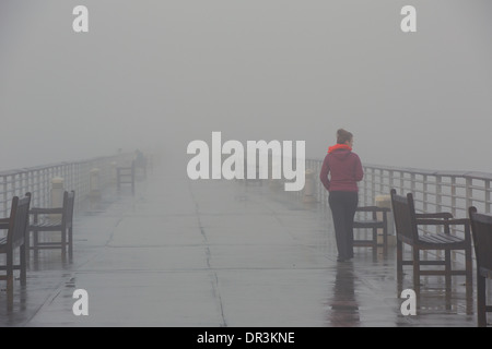 Nebel am Pier. Hermosa Beach, Los Angeles, Kalifornien. Stockfoto