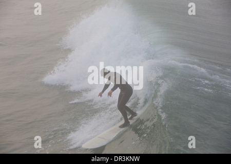 Surfen im Nebel am Hermosa Beach, Los Angeles, Kalifornien. Stockfoto