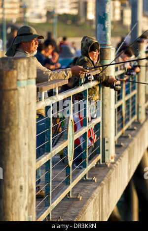 Am Abend Angeln vom Redondo Pier, Los Angeles, Kalifornien. Stockfoto