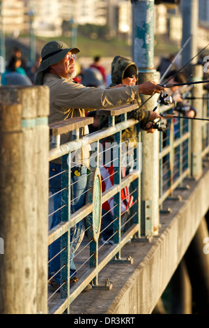 Am Abend Angeln vom Redondo Pier, Los Angeles, Kalifornien. Stockfoto