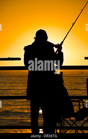 Silhouette Fischer am Redondo Pier, Los Angeles, Kalifornien. Stockfoto