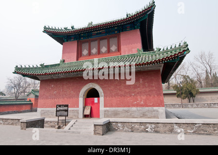 Glockenturm (Zhong Lou) im Tempel der Erde genannt auch Ditan Park in Peking, China Stockfoto