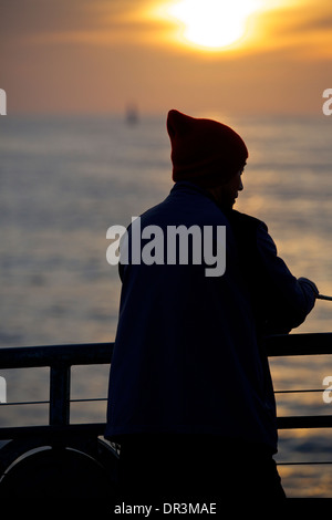 Silhouette Fischer am Redondo Pier, Kalifornien. Stockfoto