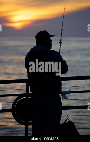 Silhouette Fischer am Redondo Pier, Kalifornien. Stockfoto