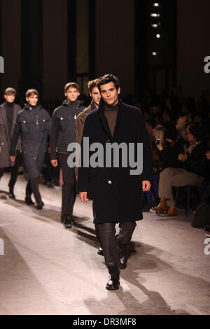 Paris, Frankreich. 18. Januar 2014. -Modelle tragen Kreationen des französischen Designers Véronique Nichanian im Rahmen von Hermès Herbst/Winter 2014/2015 Kollektion präsentiert während der Paris Homme Mens Fashionweek in Paris, Frankreich, 18. Januar 2014. Bis 19. Januar 2014 zeigt Paris Homme Herren Mode laufen. Foto: Hendrik Ballhausen/Dpa/Alamy Live News Stockfoto