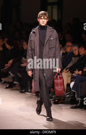 Paris, Frankreich. 18. Januar 2014. Ein Model trägt eine Schöpfung des französischen Designers Véronique Nichanian im Rahmen von Hermès Herbst/Winter 2014/2015 Kollektion präsentiert während der Paris Homme Mens Fashionweek in Paris, Frankreich, 18. Januar 2014. Bis 19. Januar 2014 zeigt Paris Homme Herren Mode laufen. Foto: Hendrik Ballhausen/Dpa/Alamy Live News Stockfoto