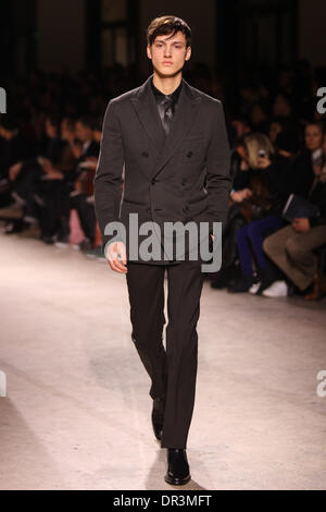 Paris, Frankreich. 18. Januar 2014. Ein Model trägt eine Schöpfung des französischen Designers Véronique Nichanian im Rahmen von Hermès Herbst/Winter 2014/2015 Kollektion präsentiert während der Paris Homme Mens Fashionweek in Paris, Frankreich, 18. Januar 2014. Bis 19. Januar 2014 zeigt Paris Homme Herren Mode laufen. Foto: Hendrik Ballhausen/Dpa/Alamy Live News Stockfoto
